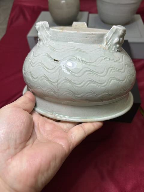 古玩陶瓷龍泉系青瓷三足爐真品鑒賞圖