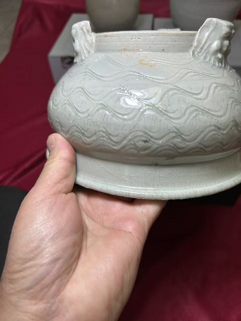 古玩陶瓷龍泉系青瓷三足爐真品鑒賞圖