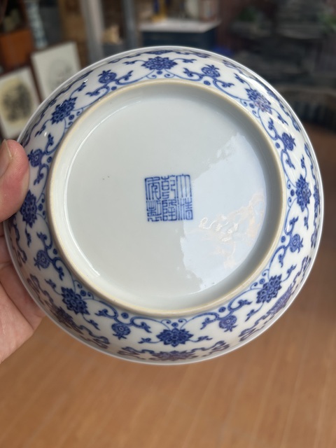 古玩陶瓷清乾隆青花纏枝蓮紋盤真品鑒賞圖