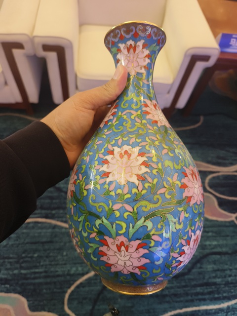 古玩陶瓷銅胎掐絲琺瑯花卉紋玉壺春瓶真品鑒賞圖