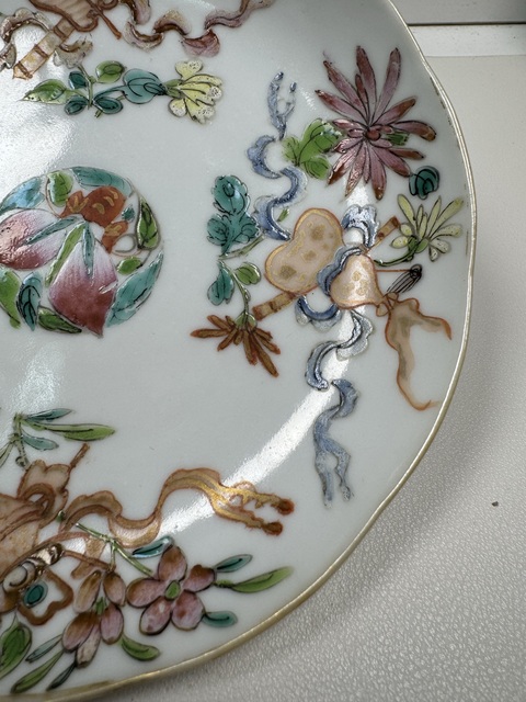 古玩陶瓷粉彩八寶紋花口盤真品鑒賞圖