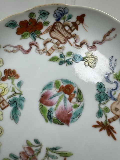 古玩陶瓷粉彩八寶紋花口盤真品鑒賞圖