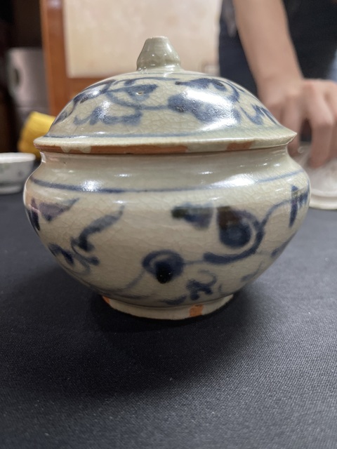 古玩陶瓷青花纏枝花卉紋蓋罐真品鑒賞圖