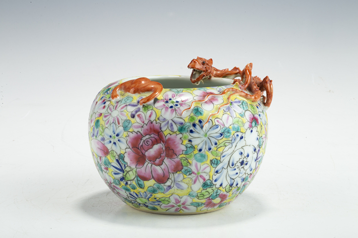 古玩陶瓷民國·粉彩百花不落地紋堆塑螭龍蝙蝠紋水盂真品鑒賞圖