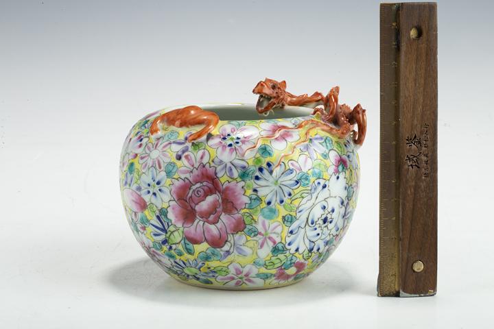 古玩陶瓷民國·粉彩百花不落地紋堆塑螭龍蝙蝠紋水盂真品鑒賞圖