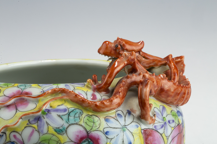 古玩陶瓷民國·粉彩百花不落地紋堆塑螭龍蝙蝠紋水盂真品鑒賞圖