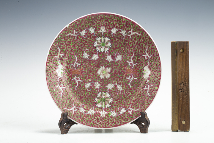 古玩陶瓷民國·胭脂紅地粉彩纏枝福壽紋盤真品鑒賞圖