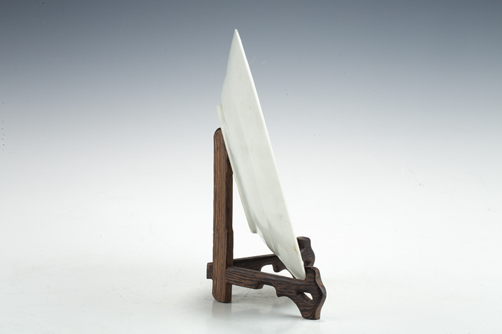 古玩陶瓷民國·胭脂紅地粉彩纏枝福壽紋盤真品鑒賞圖