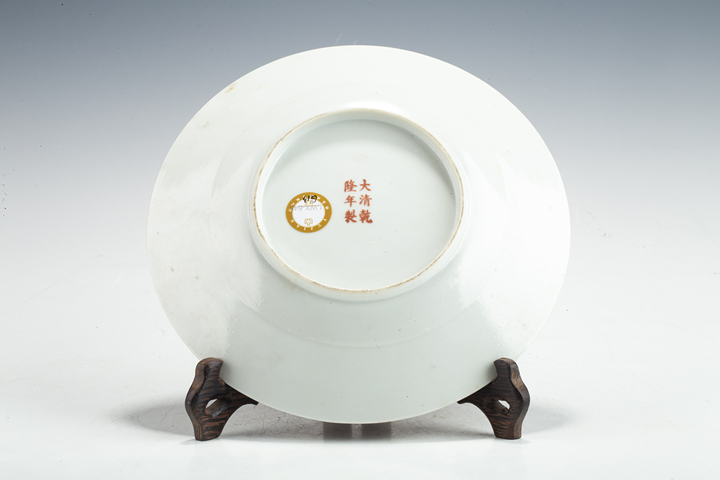 古玩陶瓷民國·胭脂紅地粉彩纏枝福壽紋盤真品鑒賞圖