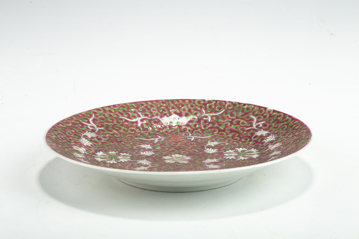 古玩陶瓷民國·胭脂紅地粉彩纏枝福壽紋盤真品鑒賞圖