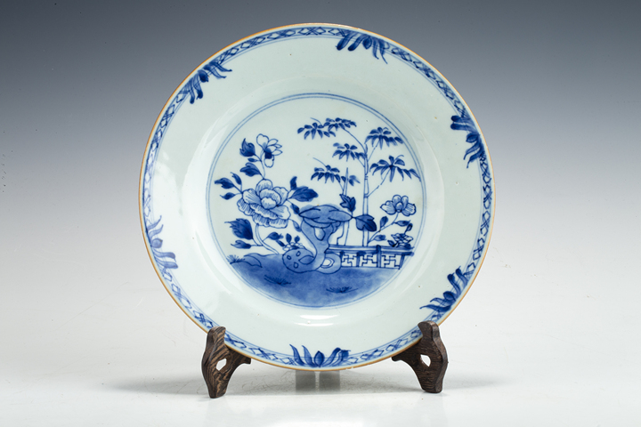 古玩陶瓷清中·青花竹石牡丹紋折沿盤
真品鑒賞圖