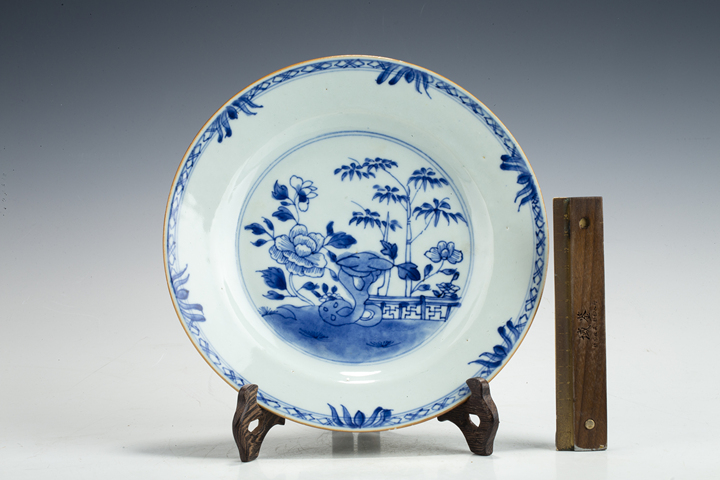 古玩陶瓷清中·青花竹石牡丹紋折沿盤
真品鑒賞圖