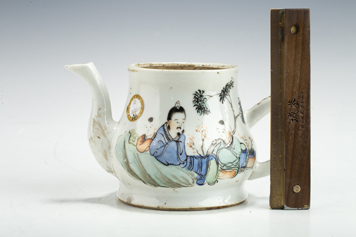 古玩陶瓷民國·淺絳彩人物故事紋壺
真品鑒賞圖