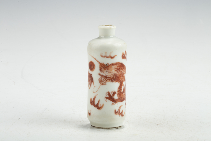 古玩陶瓷清晚·礬紅龍紋鼻煙壺真品鑒賞圖