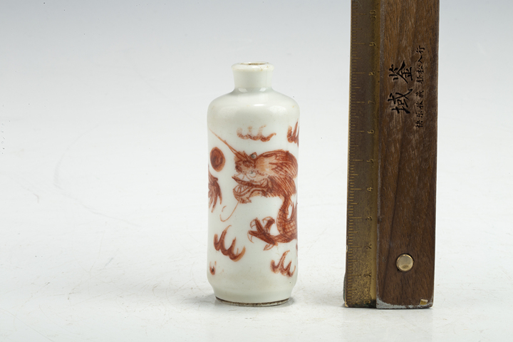 古玩陶瓷清晚·礬紅龍紋鼻煙壺真品鑒賞圖