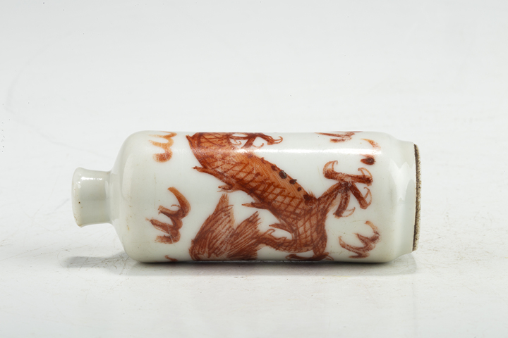 古玩陶瓷清晚·礬紅龍紋鼻煙壺真品鑒賞圖