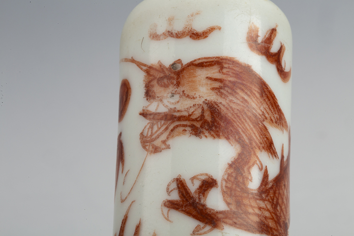 古玩陶瓷清晚·礬紅龍紋鼻煙壺真品鑒賞圖