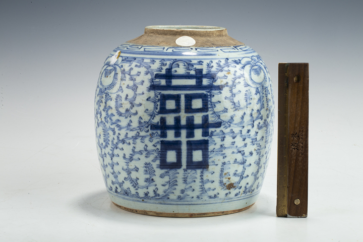 古玩陶瓷清中·青花纏枝喜字紋罐
真品鑒賞圖