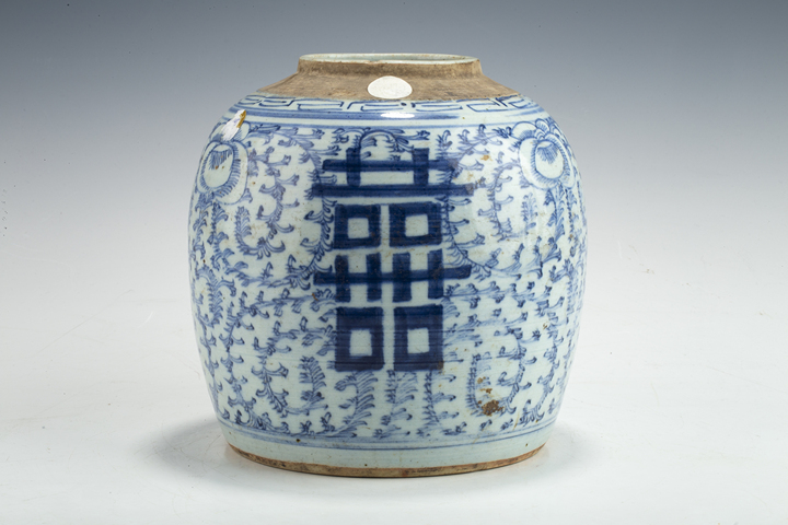 古玩陶瓷清中·青花纏枝喜字紋罐
真品鑒賞圖