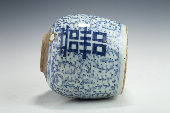 古玩陶瓷清中·青花纏枝喜字紋罐
真品鑒賞圖