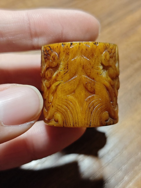 古玩字畫骨質陽雕班指真品鑒賞圖