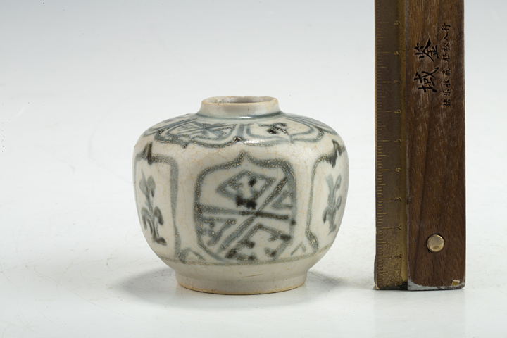 古玩陶瓷明晚·青花花卉紋水盂
真品鑒賞圖