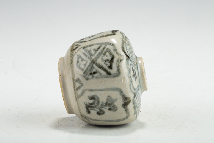 古玩陶瓷明晚·青花花卉紋水盂
真品鑒賞圖