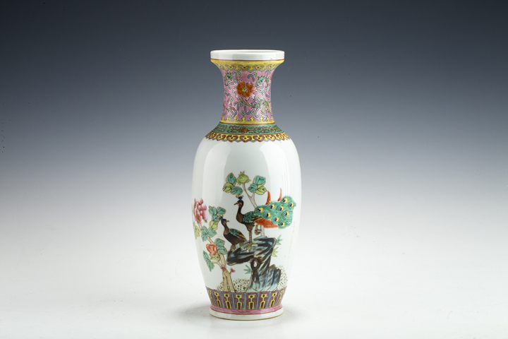 古玩陶瓷創匯·粉彩孔雀牡丹紋盤口瓶真品鑒賞圖