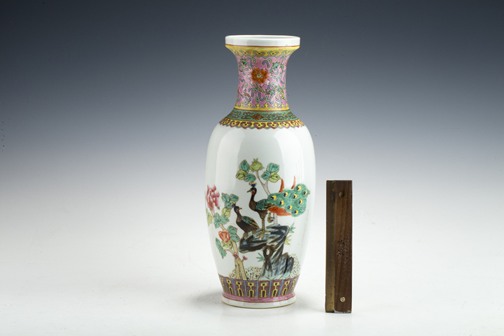 古玩陶瓷創匯·粉彩孔雀牡丹紋盤口瓶真品鑒賞圖