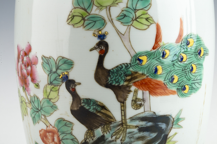 古玩陶瓷創匯·粉彩孔雀牡丹紋盤口瓶真品鑒賞圖