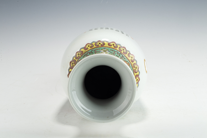 古玩陶瓷創匯·粉彩孔雀牡丹紋盤口瓶真品鑒賞圖