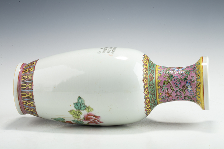 古玩陶瓷創匯·粉彩孔雀牡丹紋盤口瓶真品鑒賞圖