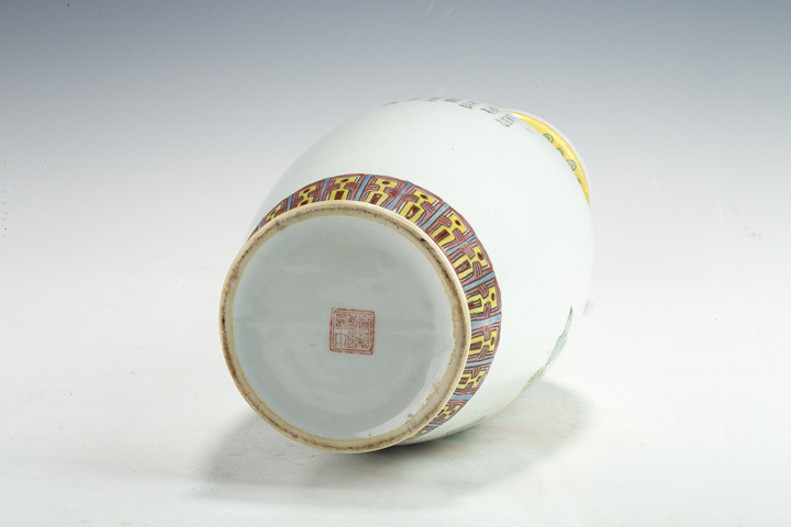 古玩陶瓷創匯·粉彩孔雀牡丹紋盤口瓶真品鑒賞圖