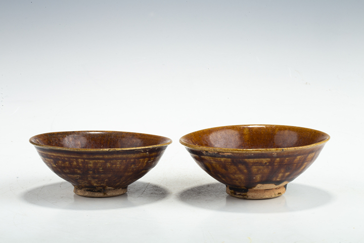 古玩陶瓷宋代·褐釉盞一對真品鑒賞圖