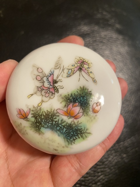 古玩陶瓷粉彩蝴蝶花卉紋印盒真品鑒賞圖
