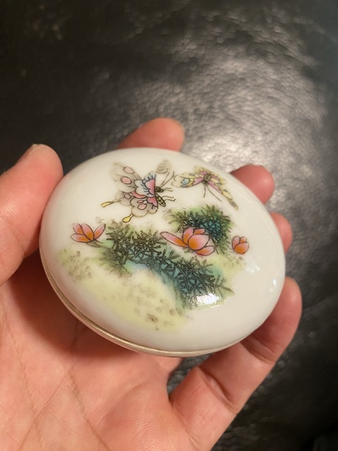 古玩陶瓷粉彩蝴蝶花卉紋印盒真品鑒賞圖