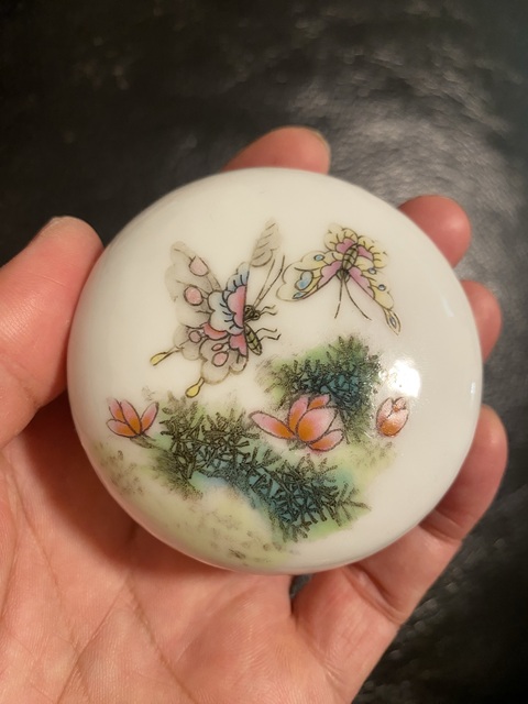 古玩陶瓷粉彩蝴蝶花卉紋印盒真品鑒賞圖