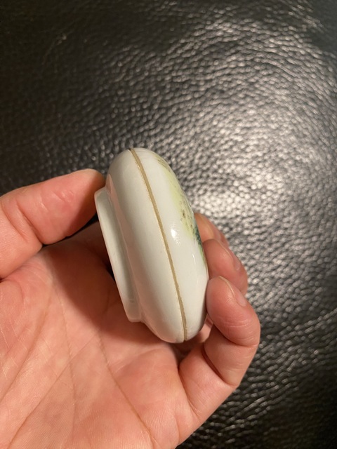 古玩陶瓷粉彩蝴蝶花卉紋印盒真品鑒賞圖