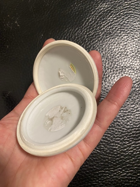 古玩陶瓷粉彩蝴蝶花卉紋印盒真品鑒賞圖