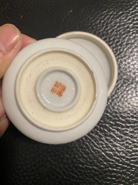 古玩陶瓷粉彩蝴蝶花卉紋印盒真品鑒賞圖