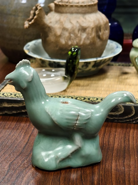 古玩陶瓷龍泉窯青釉水滴真品鑒賞圖