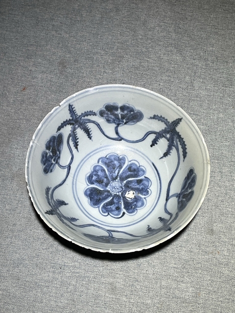 古玩陶瓷秋葵紋青花碗真品鑒賞圖