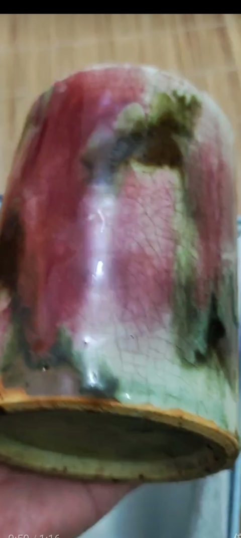 古玩陶瓷松鼠葡萄紋紅釉筆筒真品鑒賞圖