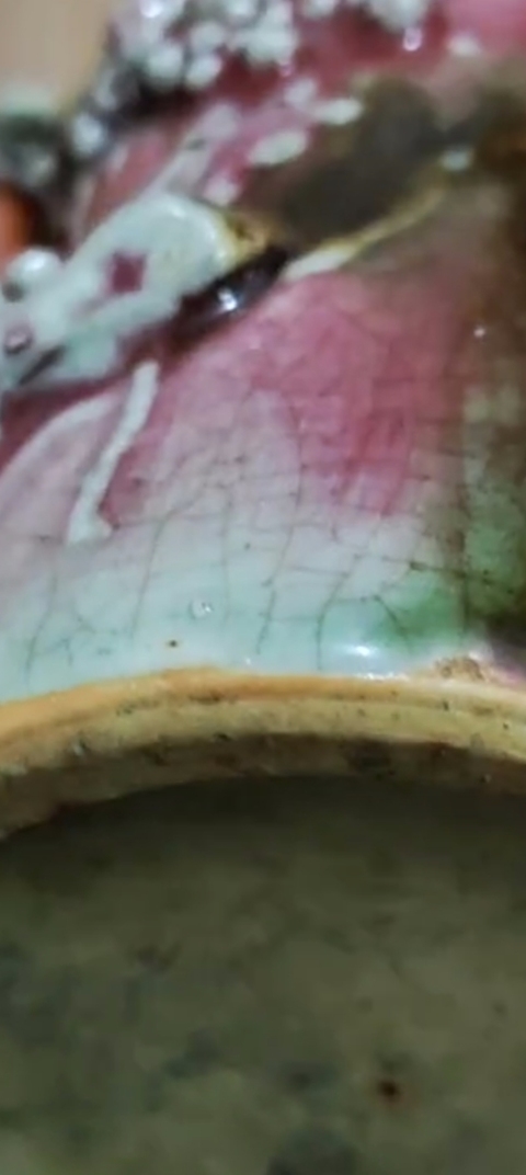 古玩陶瓷松鼠葡萄紋紅釉筆筒真品鑒賞圖