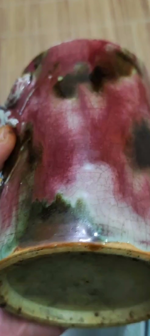 古玩陶瓷松鼠葡萄紋紅釉筆筒真品鑒賞圖