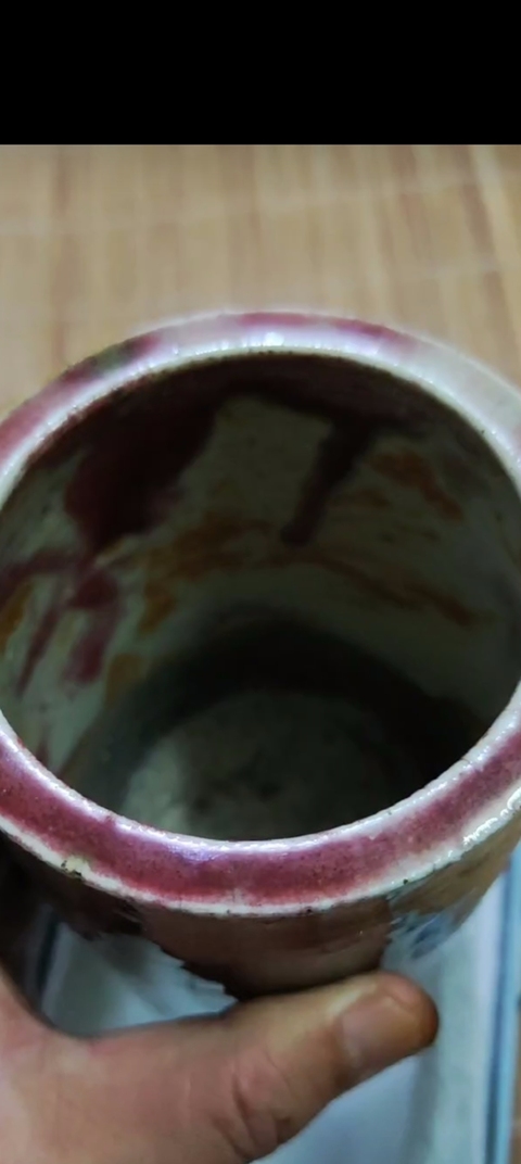 古玩陶瓷松鼠葡萄紋紅釉筆筒真品鑒賞圖