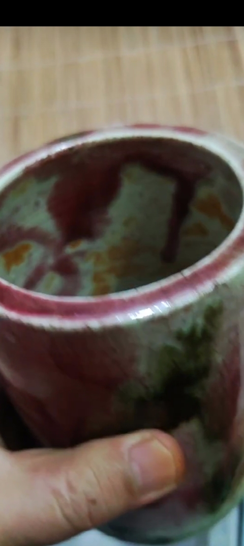 古玩陶瓷松鼠葡萄紋紅釉筆筒真品鑒賞圖