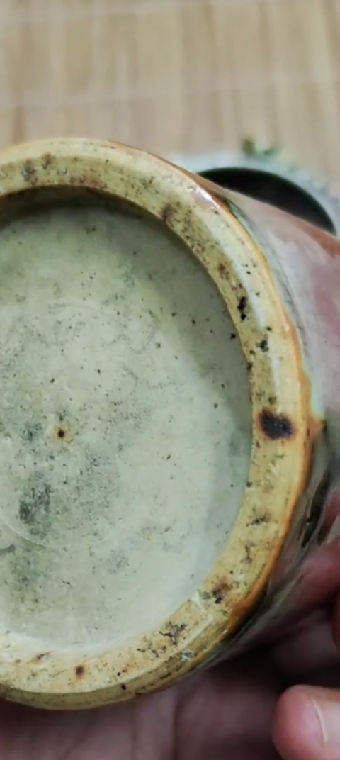 古玩陶瓷松鼠葡萄紋紅釉筆筒真品鑒賞圖