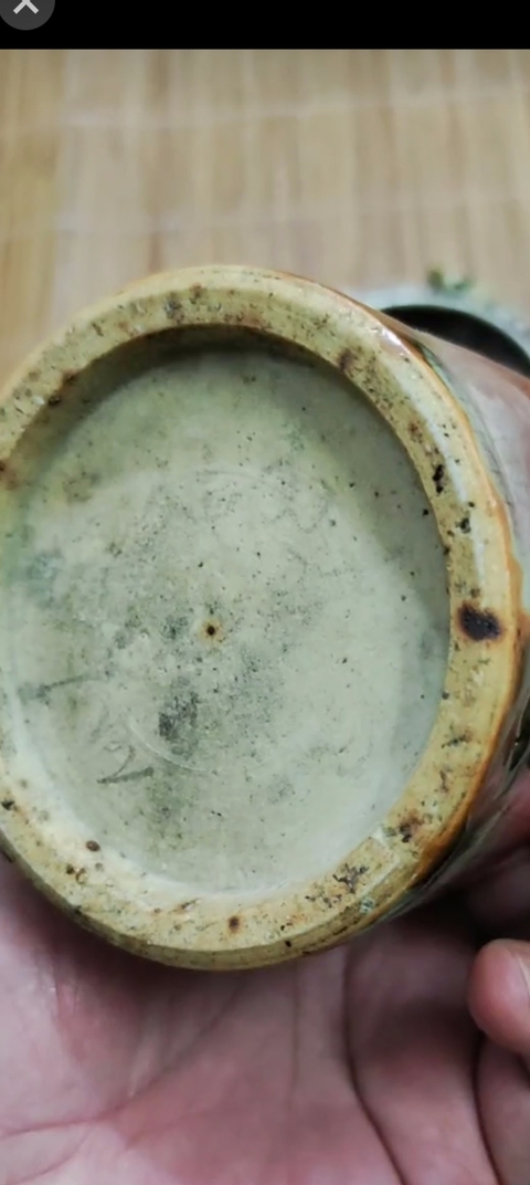 古玩陶瓷松鼠葡萄紋紅釉筆筒真品鑒賞圖