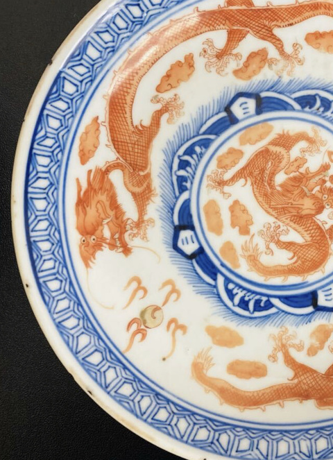 古玩陶瓷青花礬紅龍紋臥盤真品鑒賞圖